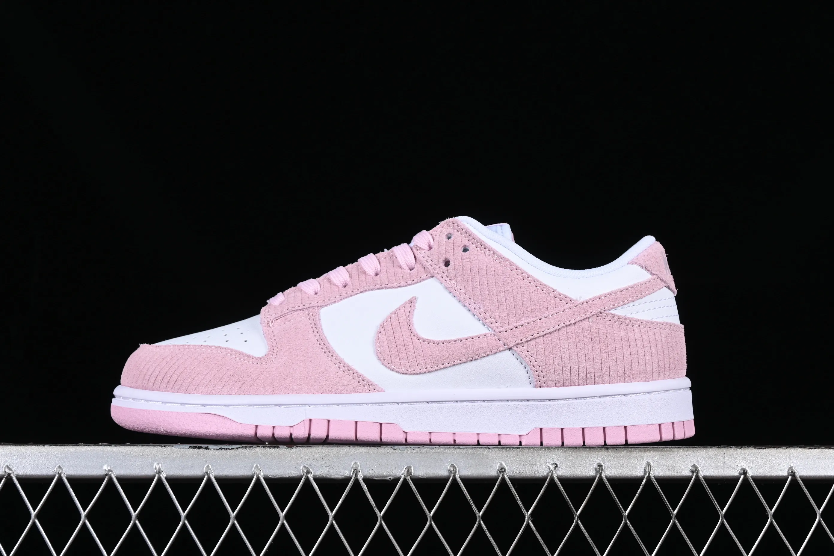 All categories Nk SB Dunk Series Nk SB Dunk Low low-top sneakers Cost-effective version Nk Dunk Low "Pink Corduroy" dirty pink corduroy SB low-top sports and leisure sneakers FN7167-100